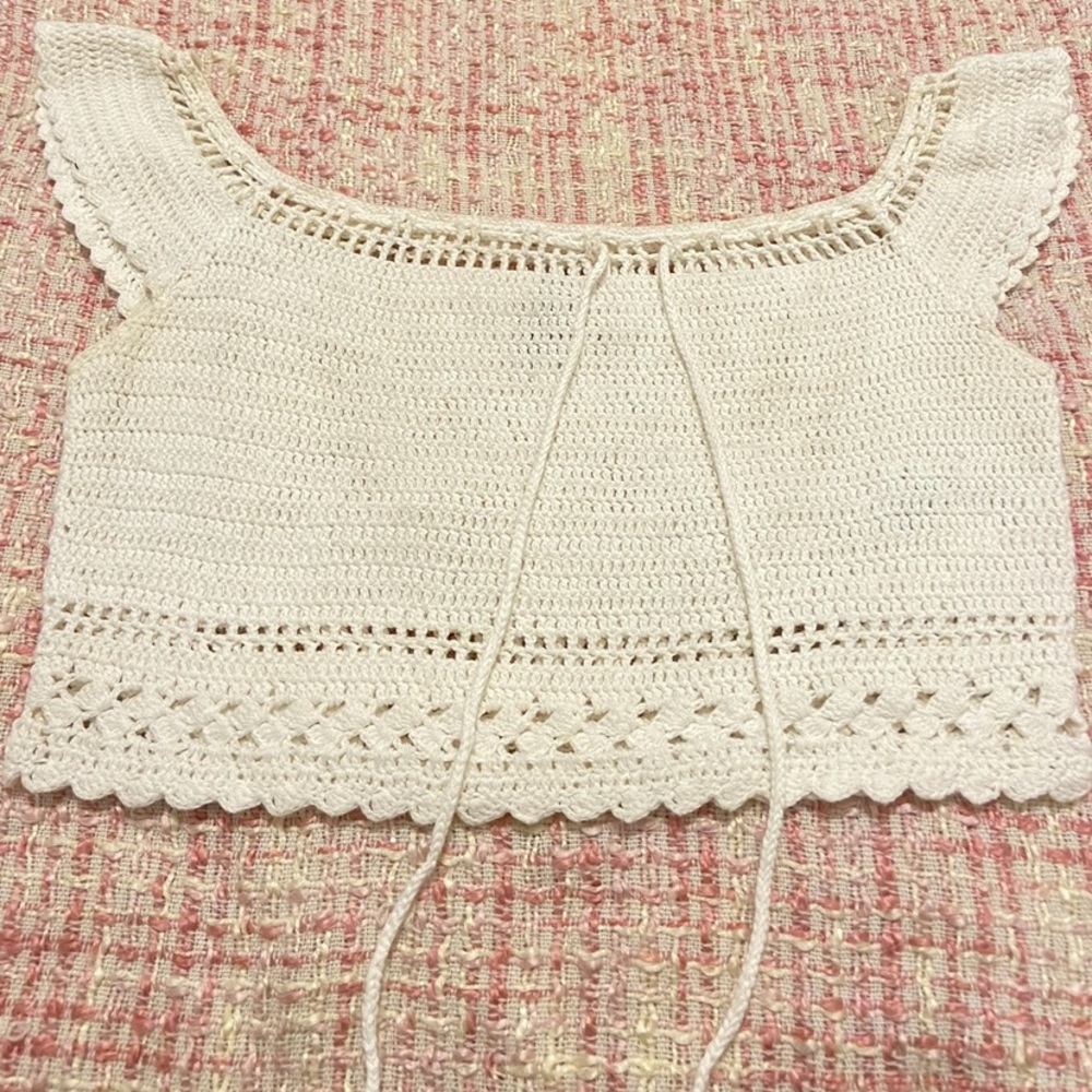XS Crochet Off white crop top with beautiful details on the sleeves and edges
